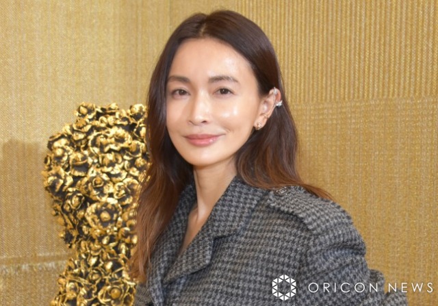 46歳・長谷川京子「初めてのノンワイヤーブラ」「生まれる高揚感」  ファン「カッコいいボディーだ」