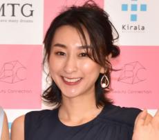 浅田舞、超ミニスカ姿で美脚チラリ　海外満喫ショットに「細いな～！」「スタイル抜群じゃん！」