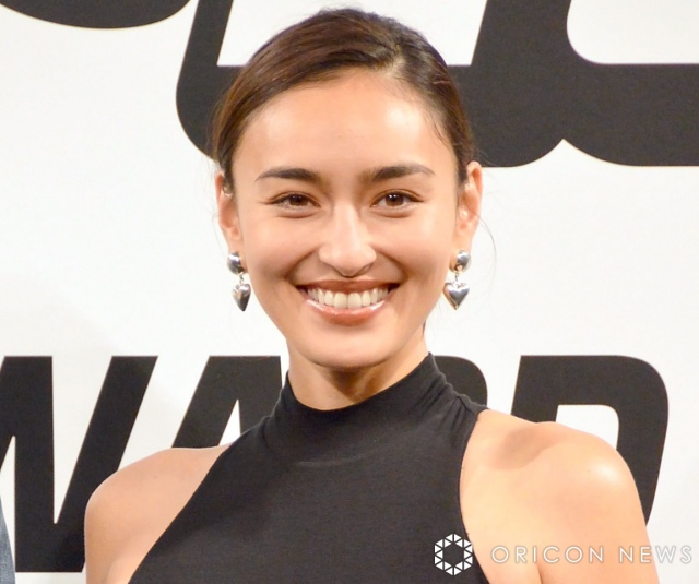 長谷川潤、再婚夫の”キス”に赤面　 ラブラブ写真にネット「素敵」「幸せそうな笑顔」