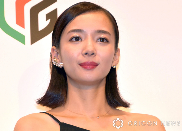 岡田紗佳“役満ボディ”あらわな肩出しドレス「馬も興奮」「天使」　エリザベス女王杯の結果は