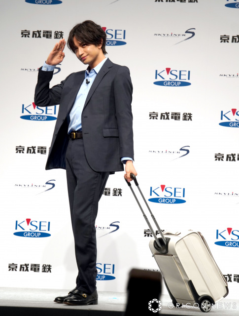 中島健人、海外旅行のプライベート写真公開　パリ・ルーブル美術館でのハプニングも回想