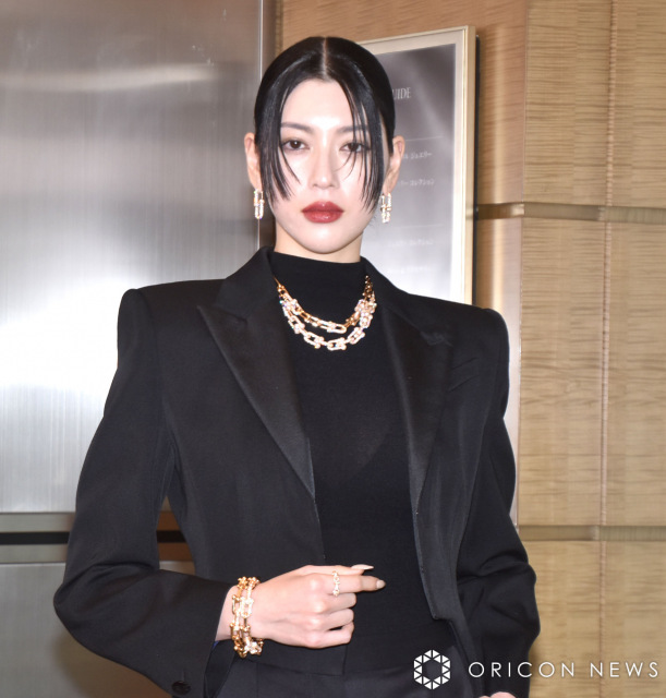 三吉彩花、オールブラックの装いでティファニー ホリデーイルミネーションの点灯式