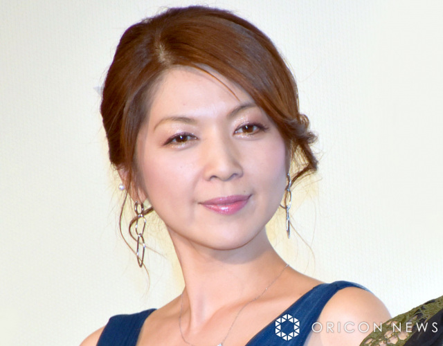 56歳・飯島直子、等身大のグラビアショットが「めちゃくちゃキレイ」「色っぽすぎ」と反響