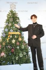 Snow Man渡辺翔太、一足早くクリスマス気分　ツリー飾り付けに歓喜「ホリデーシーズンを感じています」