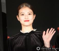 今田美桜、ミニ丈ワンピースで笑顔　米倉涼子＆内田有紀がデレデレ「かわいいと何でもいいよ！」「笑ってるだけで許せちゃう！」