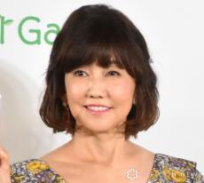 松本伊代、息子たちと“親子3ショット”　ミニスカ×ニーハイで家族ゴルフを満喫