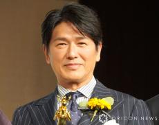 高橋克典、自宅で妻のバースデー会　家族時間のオフショットが「素敵」「仲良し」と反響