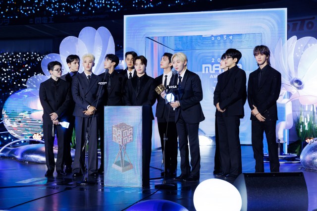 【MAMA】SEVENTEEN、大賞2冠に涙止まらず　JEONGHANとJUNに思いはせる「13人でもらえたら」