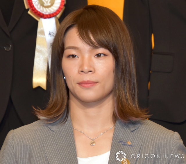 レスリング金城梨紗子、2歳長女と親子ショット　試合中とのギャップ…やさしさあふれる“母の顔”