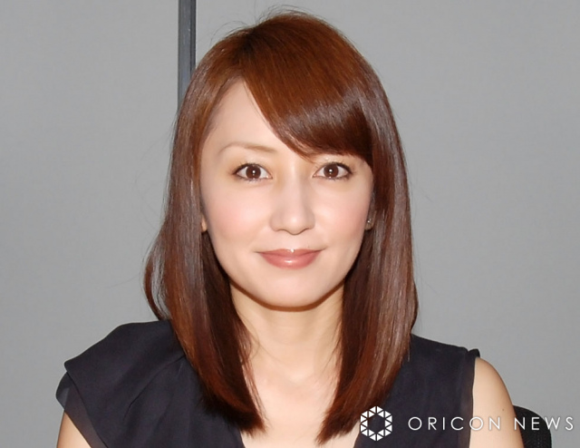 矢田亜希子、ミニスカ美脚冬コーデ「美脚すぎて眩しい」「めっちゃ、めっちゃ、めっちゃ可愛い!!」