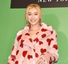 山田優、まさかのハプニング　ケイト・スペードのイベントでバッグ持ち忘れ　コートをミニ丈ワンピ風に着こなす「あったかいです！」