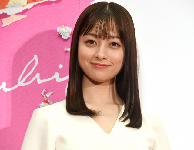 橋本環奈、ベッドの上でオフモード　『おむすび』金髪姿に反響