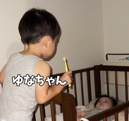 ママ大好きな2歳兄、0歳妹にお願いしたのは…兄妹の秀逸なやり取りに14万再生「タイミングｗ」「可愛すぎ」