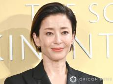 宮沢りえが大人シックな冬コーデ着こなす　ピンヒールで美脚も披露、モデル撮影のビジュアル紹介