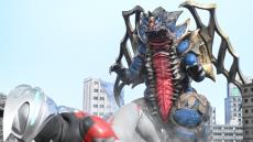 『ウルトラマンアーク』12月場面カット解禁　まさかの最強合体獣キングオブモンス登場　謎のダメージがユウマを襲う