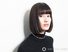 橋本愛、メガネ×制服感コーデに反響「1軍女子高生感ハンパない」「高嶺の花のリケジョって感じ」