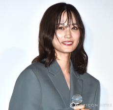 山下美月、1人『六嘘』鑑賞会を実施でファンの生感想聞く「『ここにいるよ』と」　ミニ丈衣装から美脚