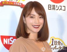 45歳・蛯原友里、美麗な“太もも全開”　美脚際立つ「40代のミニスカ」スタイル