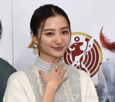 高田里穂、太ももあらわな“超ミニ”美脚スタイル「超最強かわいすぎるんですけど」「綺麗」