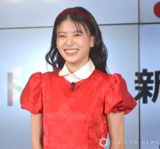 出口夏希、真っ赤なワンピで“不思議の国のアリス”に　CM撮影衣装でイベント登場「飛んできました！」