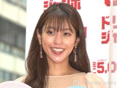 岡副麻希、“水着姿”の親子ショット「水着がガチ」「スタイル維持もすご～い!!」　今年5月に第1子出産