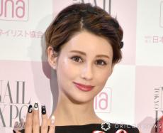 ダレノガレ明美、美谷間あらわなイメチェンショット　ロングヘアからバッサリ