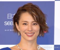 49歳・米倉涼子、“太もも”のぞくショーパン美脚「理想のスタイル」「女神さま」