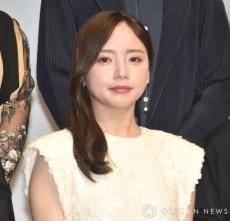 齊藤京子、ホワイトのドレスで授賞式　『TTFF』グランプリ作品で主演へ「どこかでせりふがしゃべれたら」