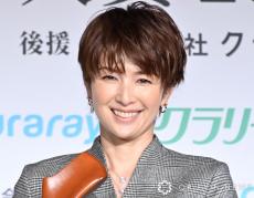 吉瀬美智子、11歳長女を公開　“進撃コーデ”でポーズ「完璧、モデルさんですね」「お嬢かっこいいです」