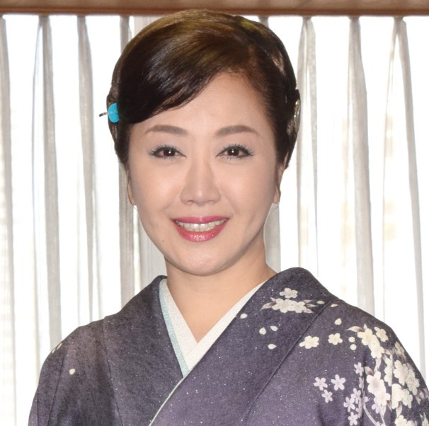 伍代夏子、夫・杉良太郎＆“息子たち”と家族ショット　25回目の結婚記念日を「一家4人で、お祝い」