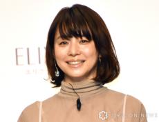 石田ゆり子、クリスマスの自宅ショット公開　“こだわり”のツリーは「シンプルで素敵」と反響