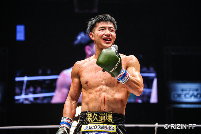 【RIZIN】『雷神番外地』朝久泰央がYURAとの撃ち合い制す　朝久が三日月蹴りで平本軍に初勝利もたらす