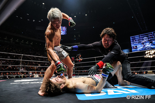 【RIZIN】『雷神番外地』冨澤大智が三浦孝太を膝で1ラウンド劇的KO　プロ初MMA勝利に雄叫び