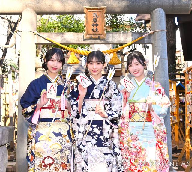 「僕が見たかった青空」新20歳メンバー、気象神社で“晴天”のもと成人式　あざやかな晴れ着姿を披露