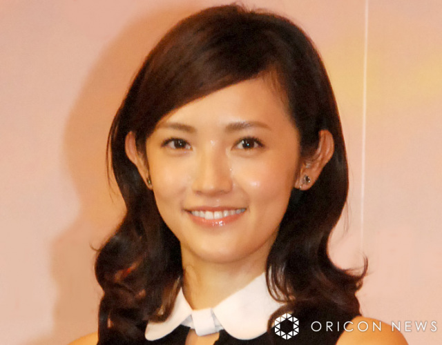 星野真里、難病公表の9歳娘と2ショット「まっすぐにカメラレンズのその奥の未来の私たちへ微笑む」　親子で雑誌に登場