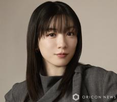 永野芽郁、カバンから“バナナ”がひょっこり　『晴れたらいいね』オフショット