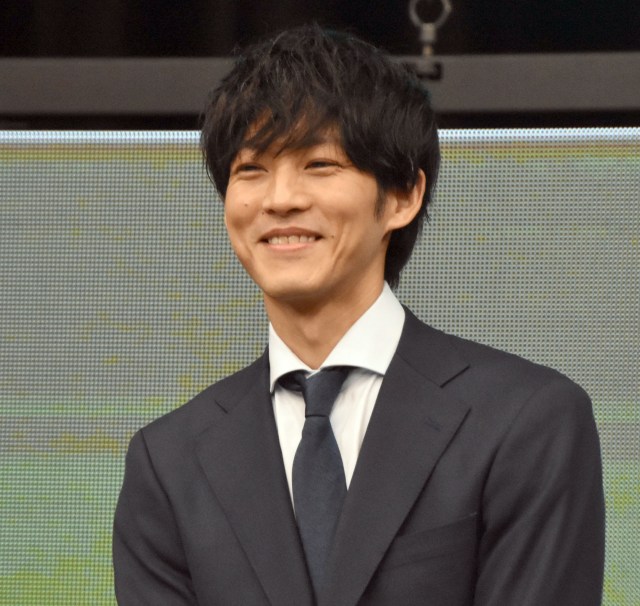 松坂桃李、奥平大兼の「意外と明るい」評に喜び　ドラマ撮影合間は足のストレッチ