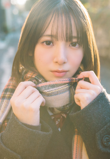 日向坂46最年少の15歳・渡辺莉奈、大人びた美しさの“夕方”グラビア披露