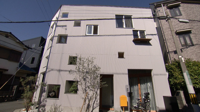 4人家族の新居、“壁が穴だらけ”採光に工夫　夫は1階、妻は2階で生活【住人十色】