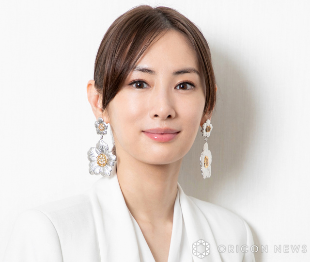 北川景子、100均アイテム使用の“手作りポシェット”公開「娘が水色が一番好きなので、水色×シルバーツイードです」