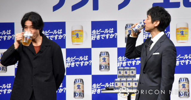 山崎賢人＆西島秀俊、午前中のイベントでビールをゴクッ　思わず「おいしいね！」