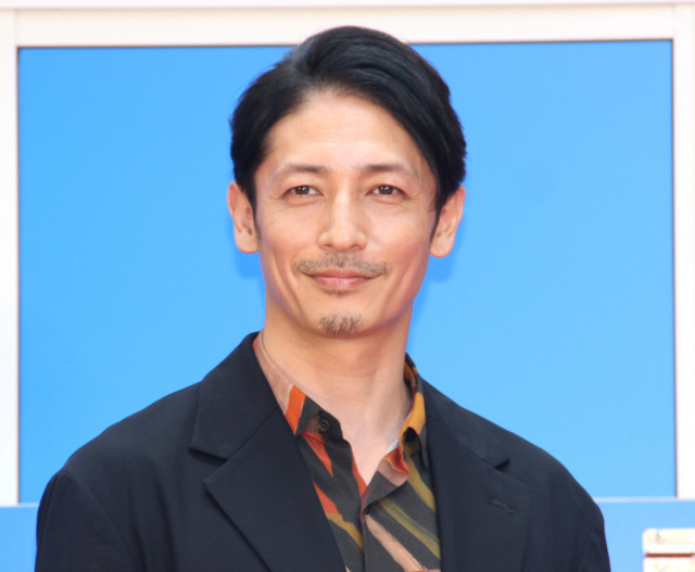 玉木宏、“息子”とピースサイン「お二人の演技感動しました」　ドラマ『プライベートバンカー』オフショットで笑顔