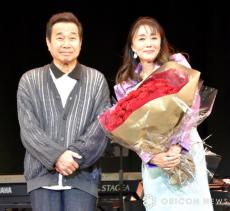 浅野ゆう子、“恩師”三宅裕司がサプライズ登場「女優部門の一番弟子だと思っています」