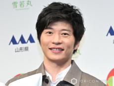 40歳・田中圭、前髪あり“大学生”姿が「違和感がない」と話題　川口春奈と“大学生カップル”