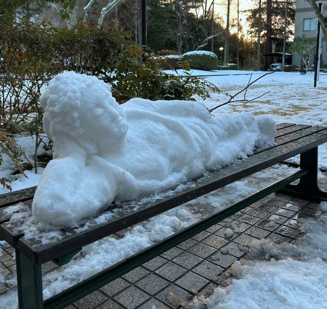 雪が降った京都で…作られたのは“雪だるま”ではなく“涅槃像”？　寝転ぶ雪像が457万回表示「溶けてなくなるのも諸行無常」「ご利益ありそう」