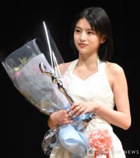 【ヨコハマ映画祭】出口夏希、初受賞に喜び　美背中あらわな白ドレスで魅了