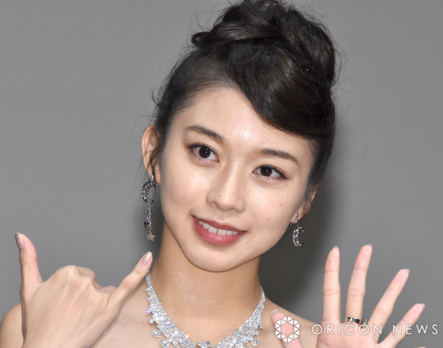 牧野真莉愛、美谷間のぞく透けキャミソール姿「可愛さに色気も増して、ドキドキ」「肌がめちゃめちゃキレイ」