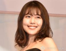 有村架純、超ミニで美脚際立つ撮影オフショット「目の保養」「最近の架純氏かっこよすぎでは!?」