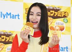 八木莉可子、“ファミチキ”カラーで登場　合うのは“チーズ＆のりの佃煮”「アイスを合わせるのもおいしそう」