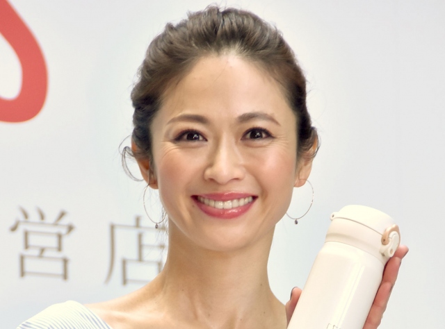 49歳・畑野ひろ子、6歳下の元サッカー代表・鈴木氏と夫婦ショット公開　結婚16年に「素敵なご夫婦」